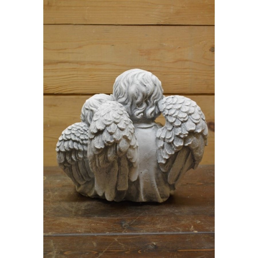 Betonnen beeld van twee engelen die samen een boek lezen-3