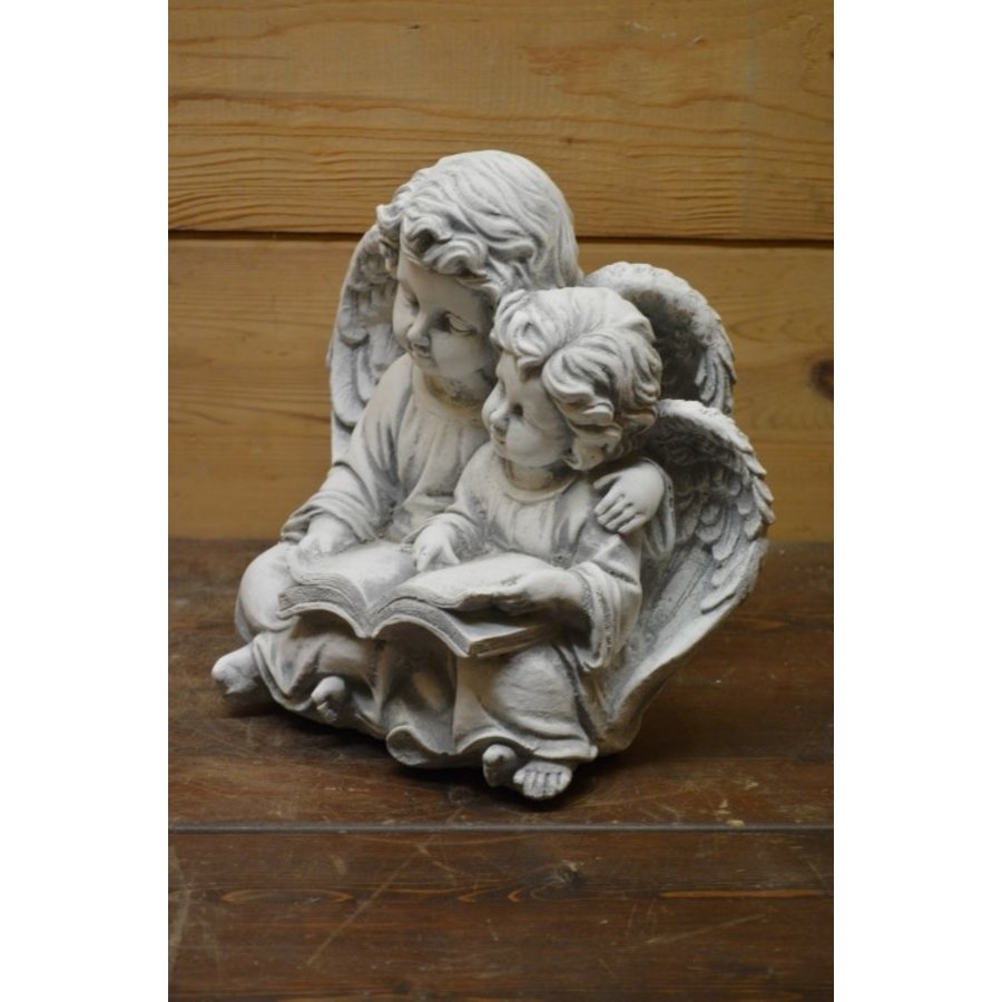 Betonnen beeld van twee engelen die samen een boek lezen-4