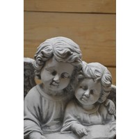 thumb-Betonnen beeld van twee engelen die samen een boek lezen-5