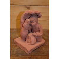 thumb-Gipsen beeldje van kindje onder of achter beschermende hand-1