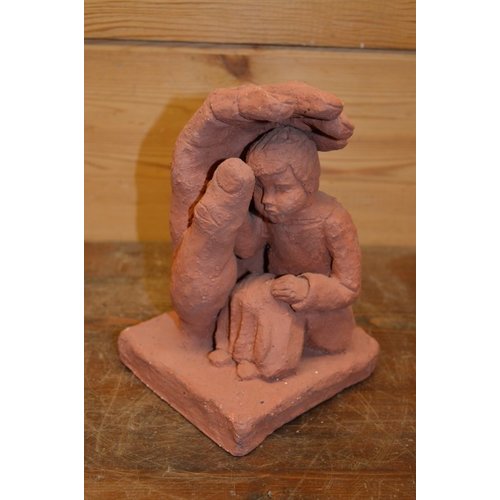 Kindje onder beschermende hand 