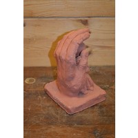 thumb-Gipsen beeldje van kindje onder of achter beschermende hand-4