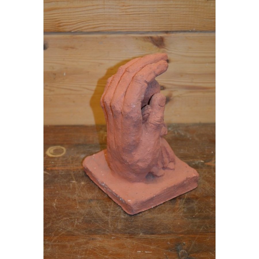 Gipsen beeldje van kindje onder of achter beschermende hand-4