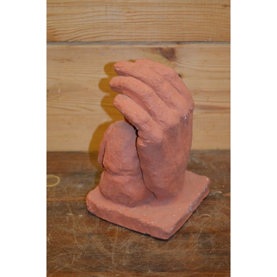 Gipsen beeldje van kindje onder of achter beschermende hand-5