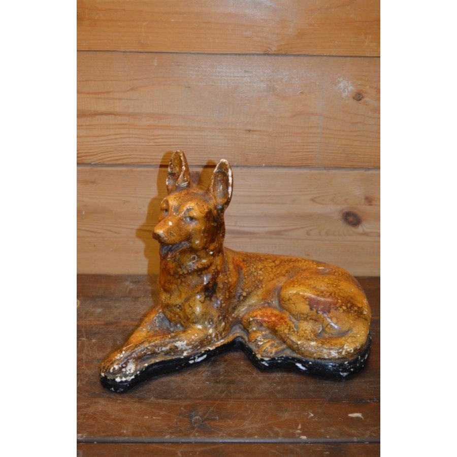 Geglazuurd gipsen beeld van liggende herdershond met lijmwerk-1
