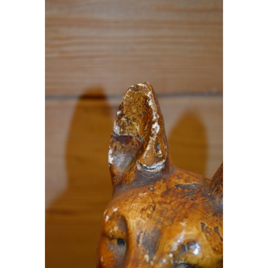 Geglazuurd gipsen beeld van liggende herdershond met lijmwerk-2