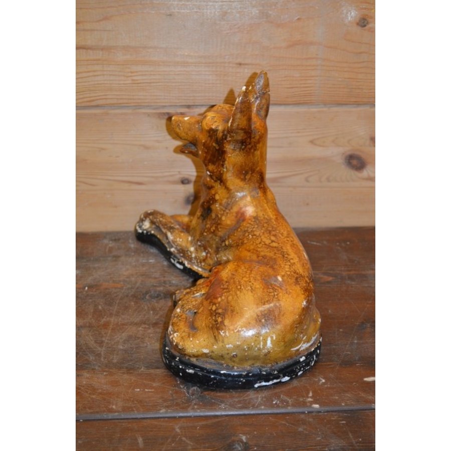 Geglazuurd gipsen beeld van liggende herdershond met lijmwerk-5