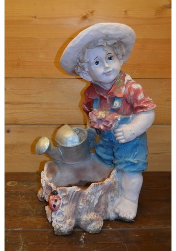 Vintage jongen met gieter en plantenbak 