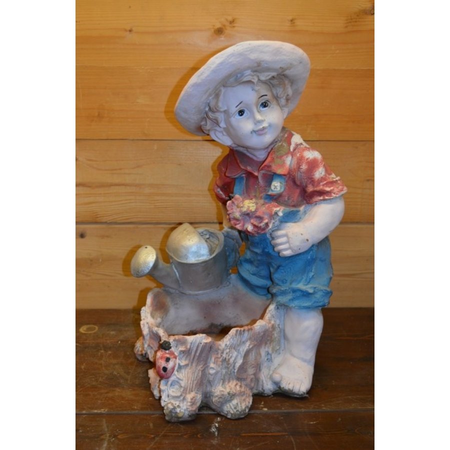 Vintage tuinbeeld van jongen met gieter en geïntegreerde plantenbak-1