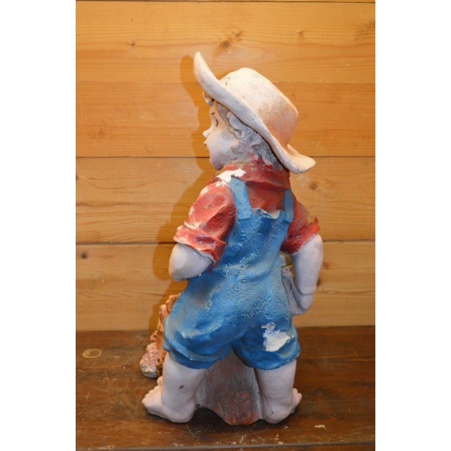 Vintage tuinbeeld van jongen met gieter en geïntegreerde plantenbak-2