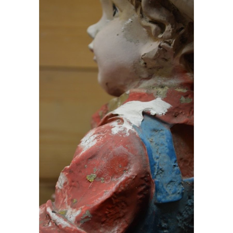 Vintage tuinbeeld van jongen met gieter en geïntegreerde plantenbak-3