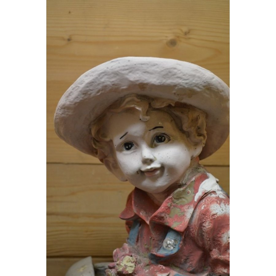 Vintage tuinbeeld van jongen met gieter en geïntegreerde plantenbak-7