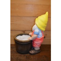 thumb-Kabouterbeeld met houten ton als plantenbak voor binnen-2