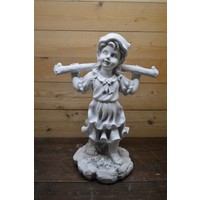 thumb-Betonnen tuinbeeld van landelijk meisje met juk over schouders-1