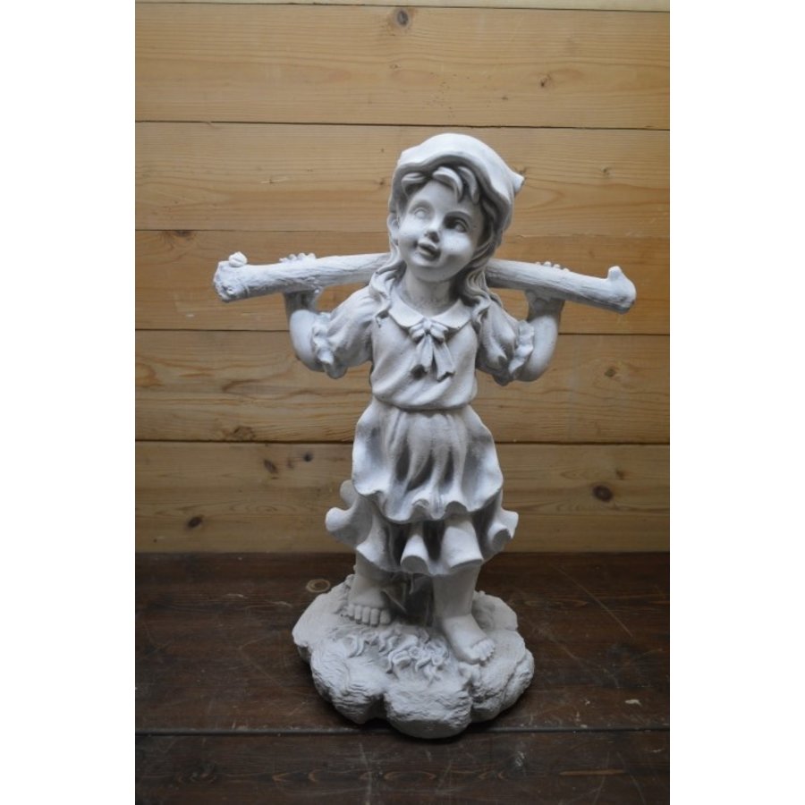 Betonnen tuinbeeld van landelijk meisje met juk over schouders-1