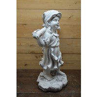 thumb-Betonnen tuinbeeld van landelijk meisje met juk over schouders-2