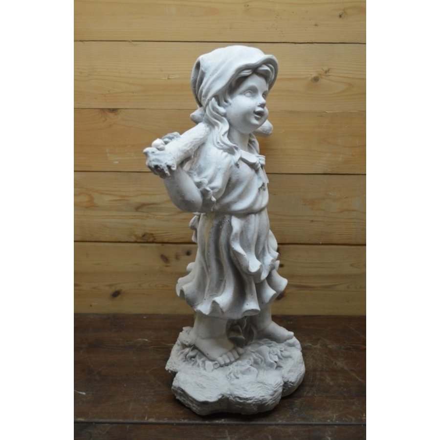 Betonnen tuinbeeld van landelijk meisje met juk over schouders-2