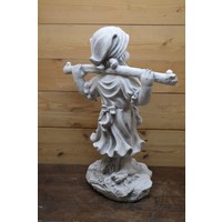 thumb-Betonnen tuinbeeld van landelijk meisje met juk over schouders-3