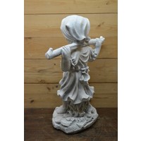 thumb-Betonnen tuinbeeld van landelijk meisje met juk over schouders-4