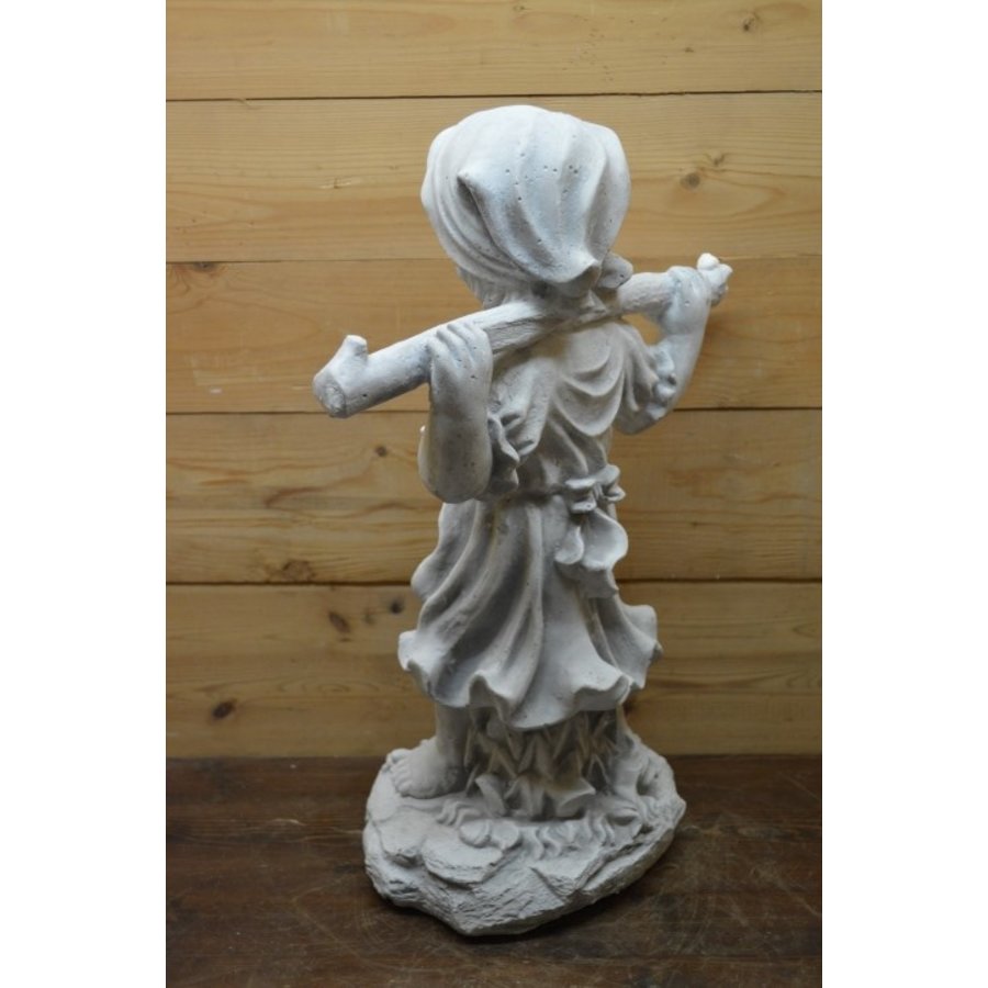 Betonnen tuinbeeld van landelijk meisje met juk over schouders-4