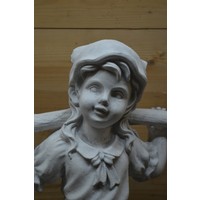 thumb-Betonnen tuinbeeld van landelijk meisje met juk over schouders-5