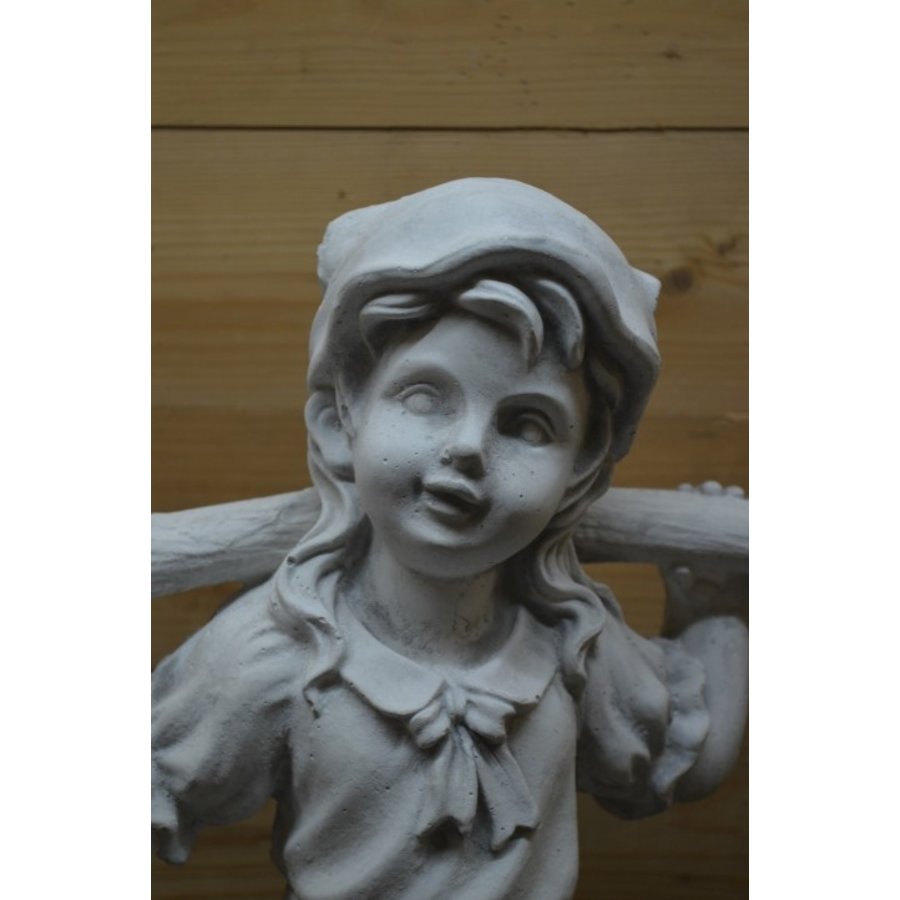 Betonnen tuinbeeld van landelijk meisje met juk over schouders-5