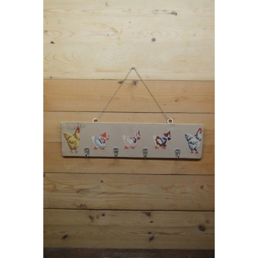 Brocante kinder kapstok met geborduurd paneel-1