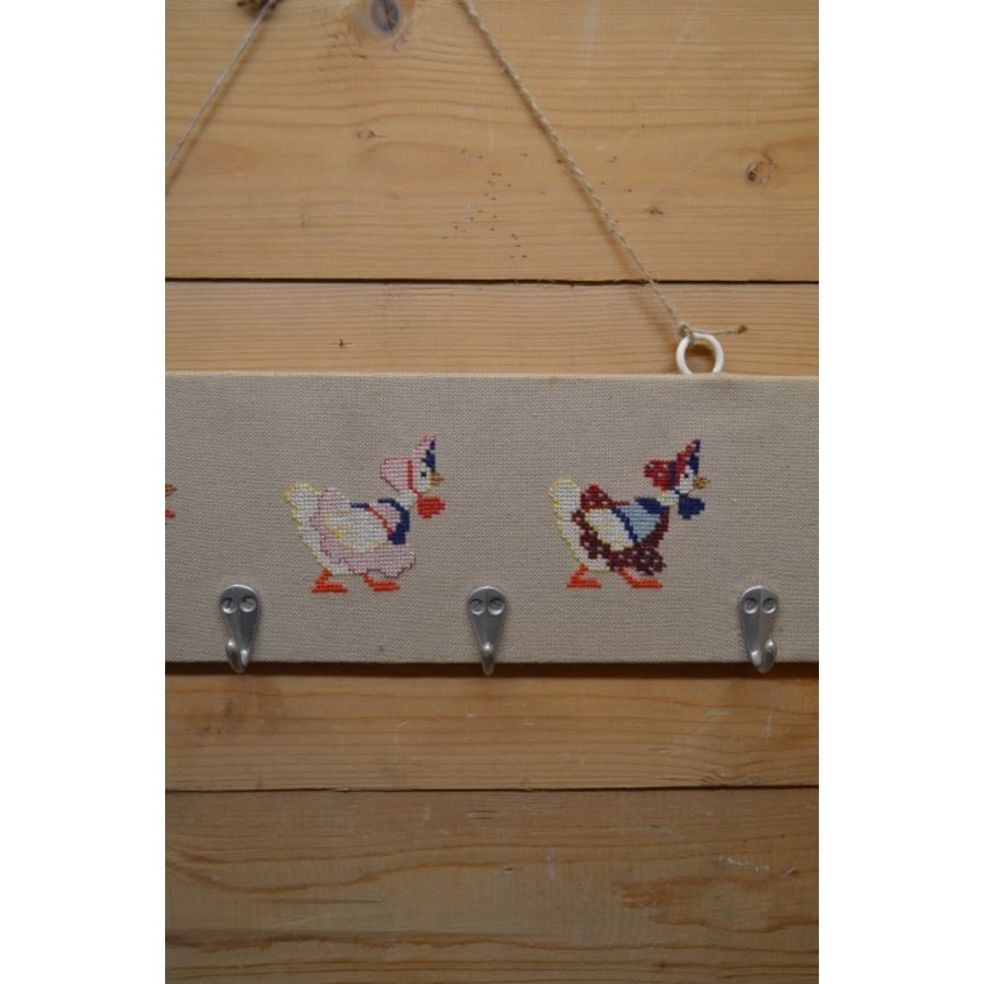 Brocante kinder kapstok met geborduurd paneel-3