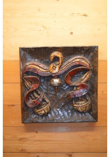 Wandbord met houtsnijwerk 