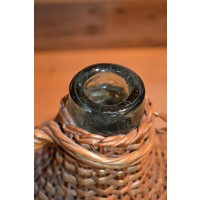 thumb-Glazen kruikfles in wilgentenen mand-5
