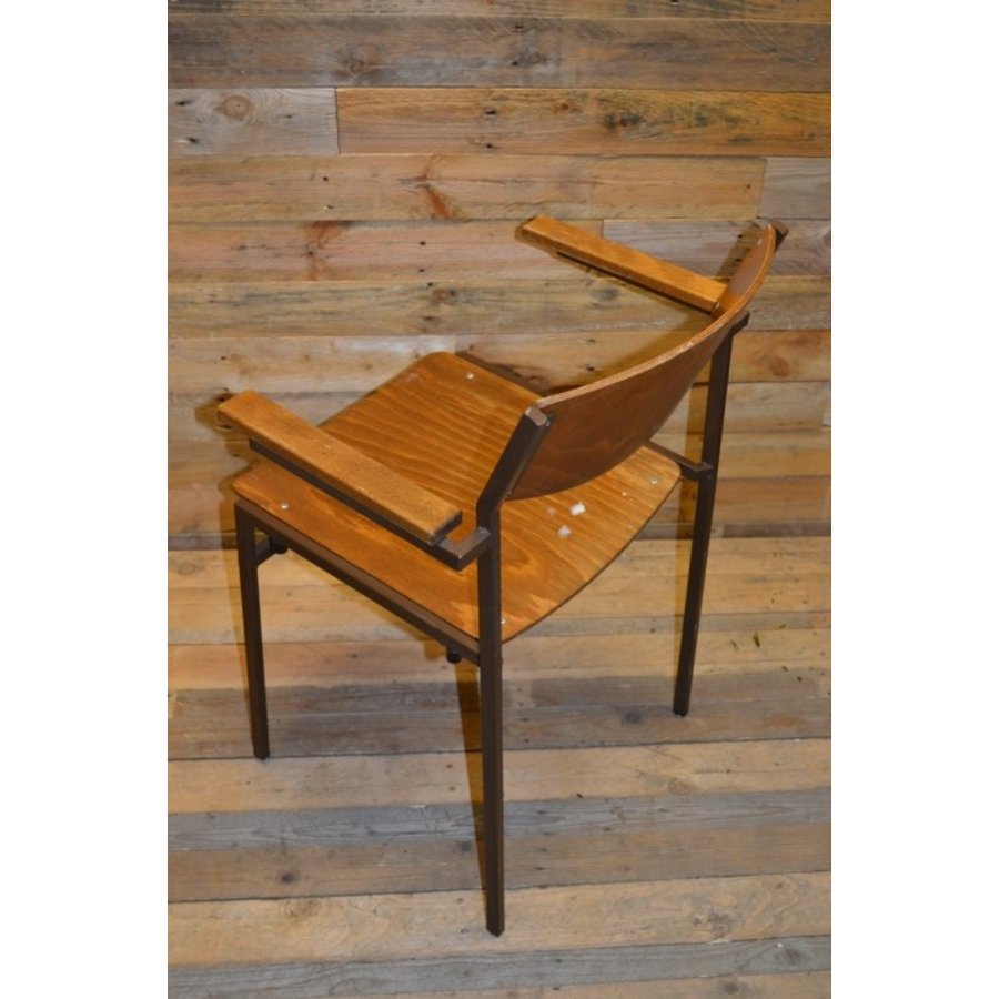Retro armstoel met metalen frame en houten zitting-4