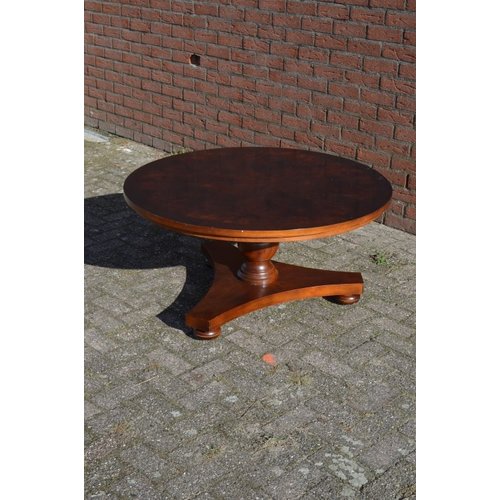 Salontafel notenhout rond model 