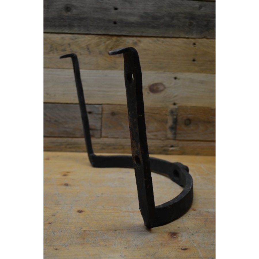 Antieke smeedijzeren industriële beugel-1
