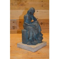 thumb-Verbronsd beeld van lezend meisje op muurtje – Geert Kunen-2