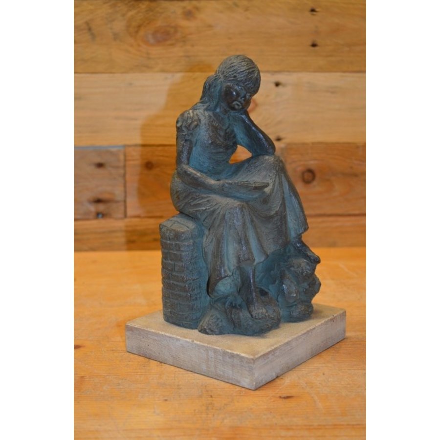 Verbronsd beeld van lezend meisje op muurtje – Geert Kunen-2