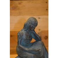 thumb-Verbronsd beeld van lezend meisje op muurtje – Geert Kunen-3