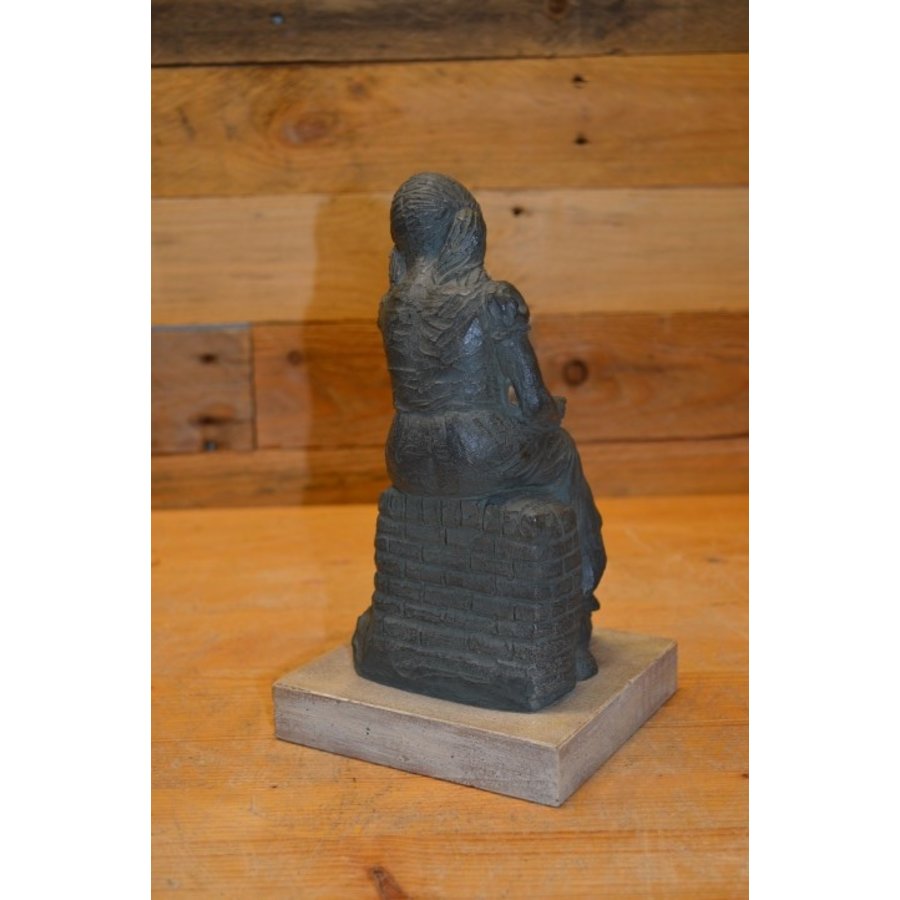 Verbronsd beeld van lezend meisje op muurtje – Geert Kunen-4