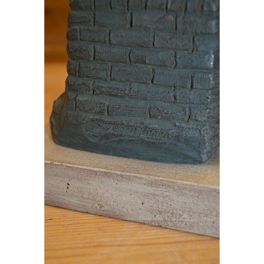 Verbronsd beeld van lezend meisje op muurtje – Geert Kunen-5