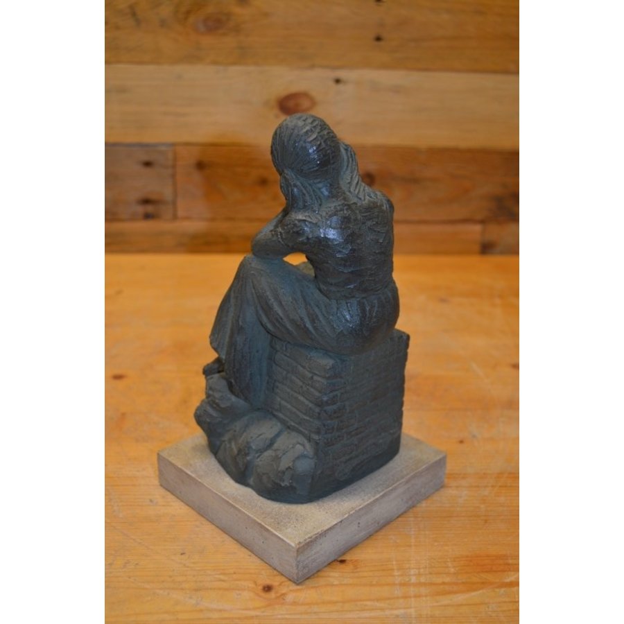 Verbronsd beeld van lezend meisje op muurtje – Geert Kunen-6