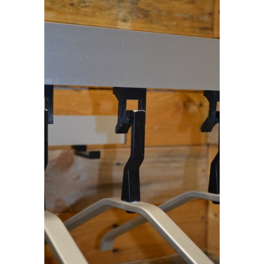 Aluminium wandkapstok industrieel met kleerhangers-3