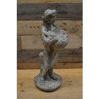 thumb-Betonnen tuinbeeld van vrouw met mandje bloemen in handen-2