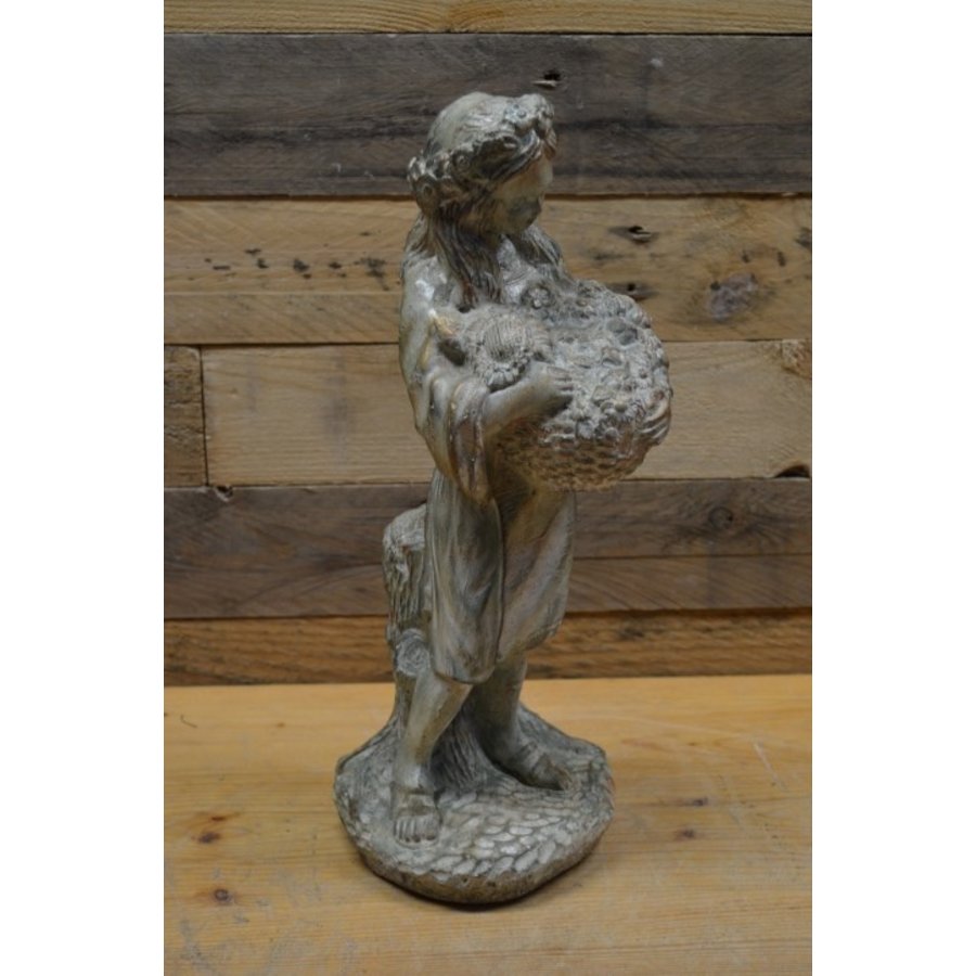 Betonnen tuinbeeld van vrouw met mandje bloemen in handen-2