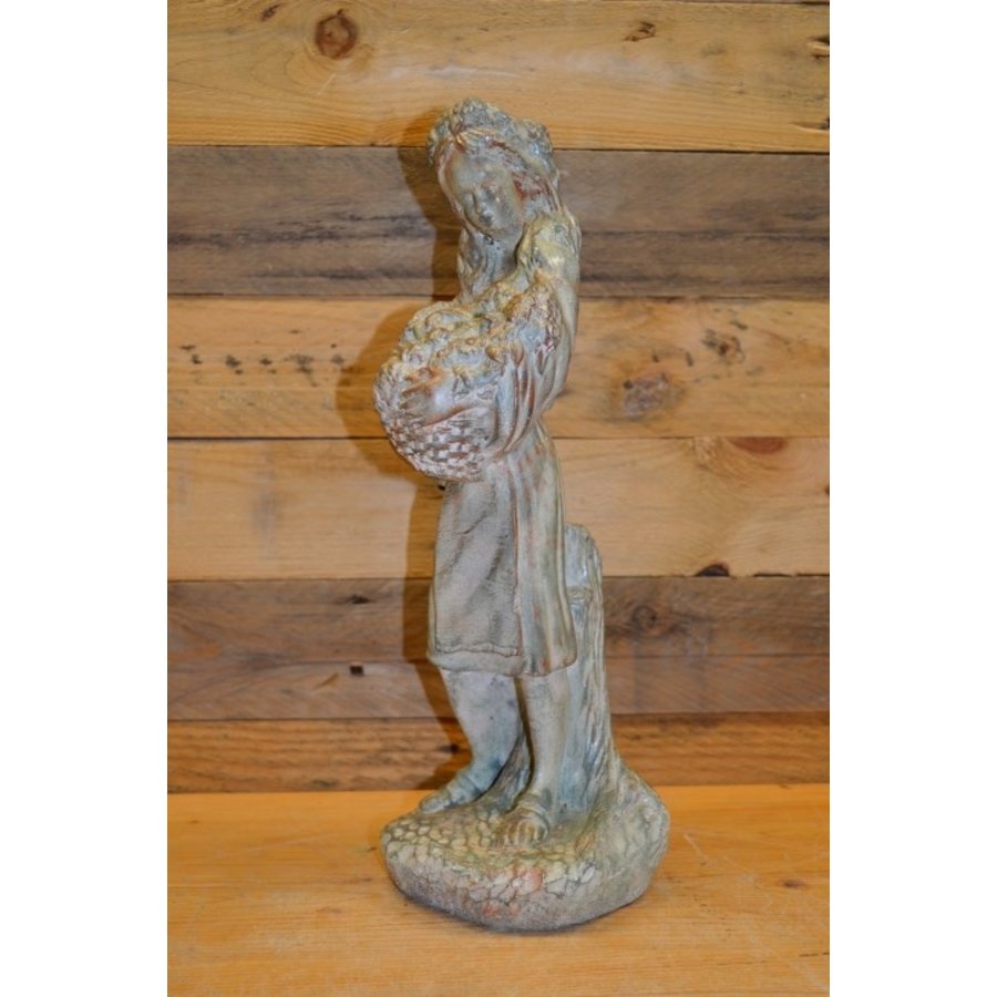 Betonnen tuinbeeld van vrouw met mandje bloemen in handen-1