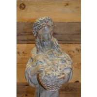 thumb-Betonnen tuinbeeld van vrouw met mandje bloemen in handen-3