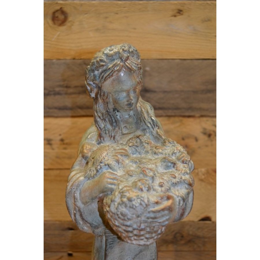 Betonnen tuinbeeld van vrouw met mandje bloemen in handen-3