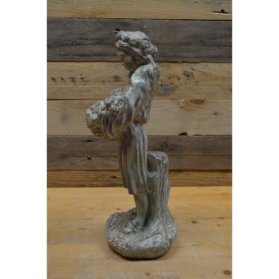 Betonnen tuinbeeld van vrouw met mandje bloemen in handen-4