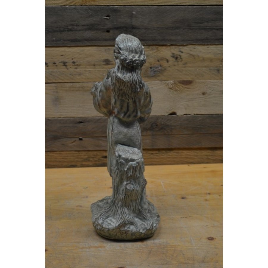 Betonnen tuinbeeld van vrouw met mandje bloemen in handen-5