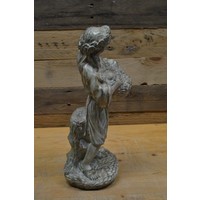 thumb-Betonnen tuinbeeld van vrouw met mandje bloemen in handen-6