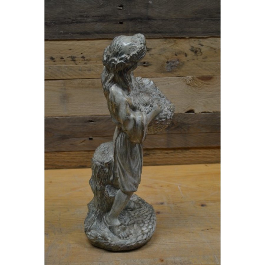 Betonnen tuinbeeld van vrouw met mandje bloemen in handen-6
