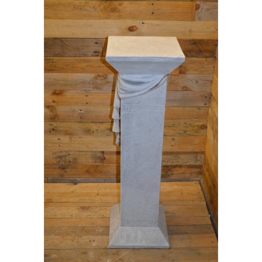Hoge betonnen zuil met Griekse ornamenten – sokkel voor beeld of vaas-2